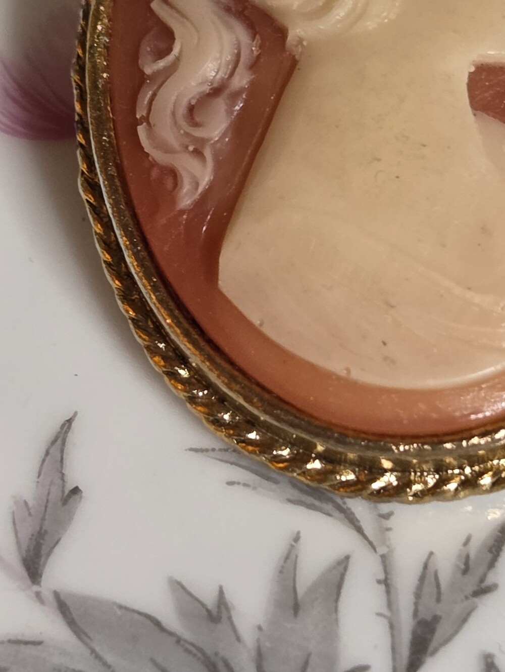 Vintage Cameo Brooch Pendant in Peach and Cream - Picture 4 of 6